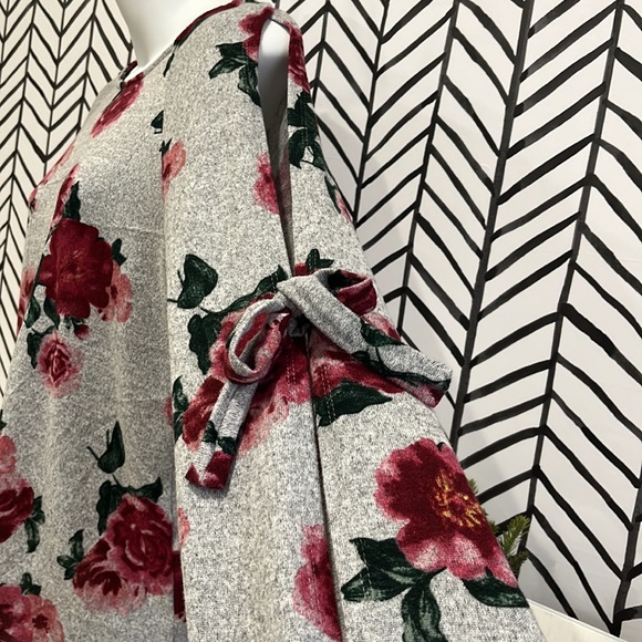 Cold shoulder Bell Sleeve Gray Rose Long Sleeve Top, Size Small - Picture 6 of 16